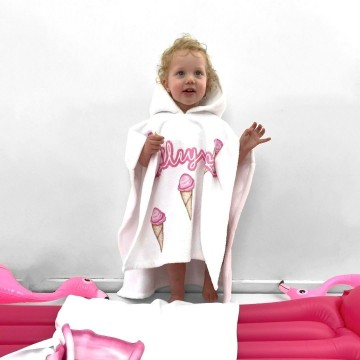 Badcape voor kinderen met roze ijsjes en eigennaam 0
