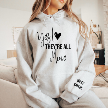 Dames hoodie yes theyre all mine met kindernaam of kindernamen op de mouw 0