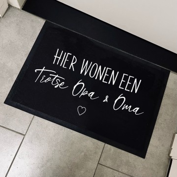 Deurmat hier wonen een trotse opa en oma 0