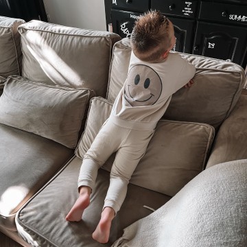 Joggingpak voor kinderen smile everyday met grote smiley op de achterkant 0
