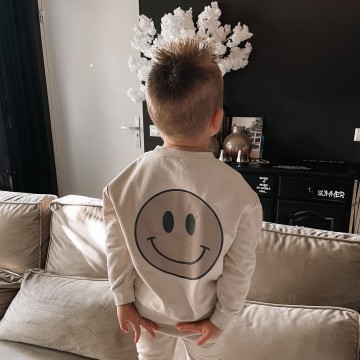 Joggingpak voor kinderen smile everyday met grote smiley op de achterkant 2 0