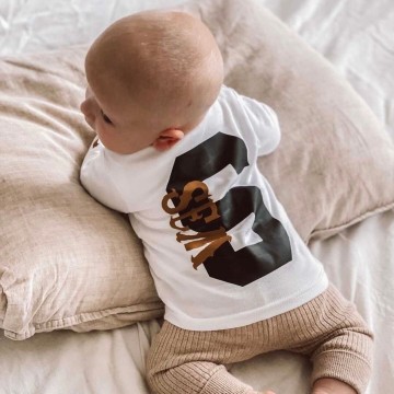 Name shirt voor babys en kids met eigennaam voorletter en geboortejaar 0