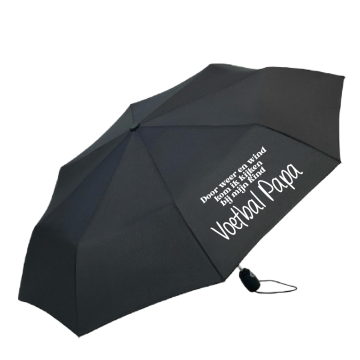 Paraplu door weer en wind kijk ik naar mijn kind voetbal papa 0