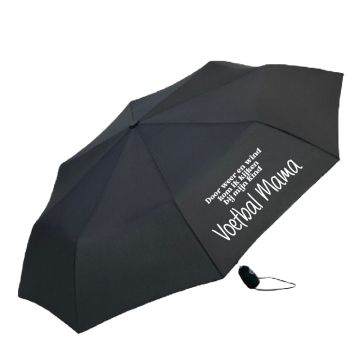 Paraplu door weer en wind kom ik kijken bij mijn kind voetbal mama