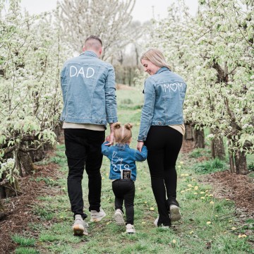 Set spijkerjassen zwangerschaps bekendmaking dad mom en big sis 0