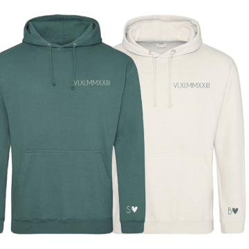Setje koppel hoodies moss green en vanilla milkshake met datum in romeinsecijfers en voorletters 0