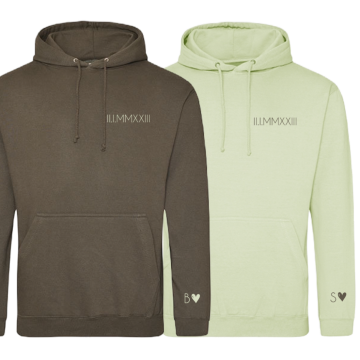 Setje koppel hoodies pistachio green en olive green met datum in romeinse cijfers en voorletters 0