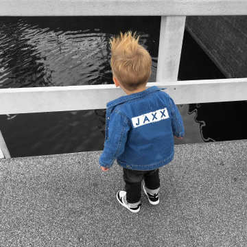 Spijkerjasje voor babys en kids met naam 1 0