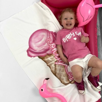 Strandlaken voor kinderen met roze ijsje en eigennaam 1