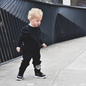 The tiger joggingpakje voor babys en kids met eigennaam en geboortejaar in romeinse cijfers 0