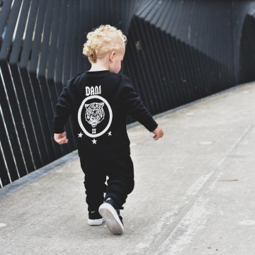 The tiger joggingpakje voor babys en kids met eigennaam en geboortejaar in romeinse cijfers 3 0 0