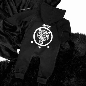 The tiger onesie met eigennaam en geboortejaar 1