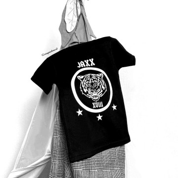 The tiger shirt met eigennaam en geboortejaar 2