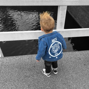 The tiger spijkerjas voor babys en kids met eigennaam en geboortejaar 3 0