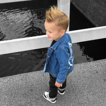 The tiger spijkerjas voor babys en kids met eigennaam en geboortejaar 4 0