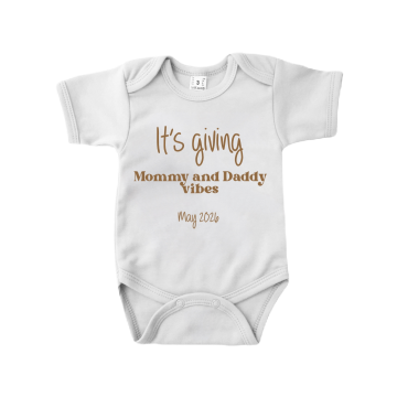 Zwangerschaps bekendmaking romper its giving mommy en daddy vibes met uitgerekende datum