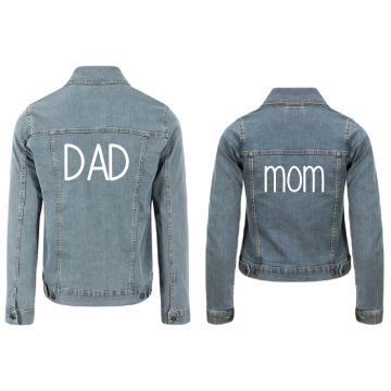 Zwangerschaps bekendmaking spijkerjassen dad en mom