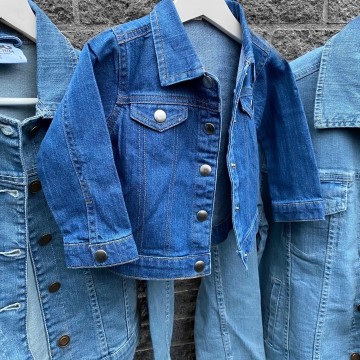 Zwangerschaps bekendmaking spijkerjassen set dad mom en big bro 2