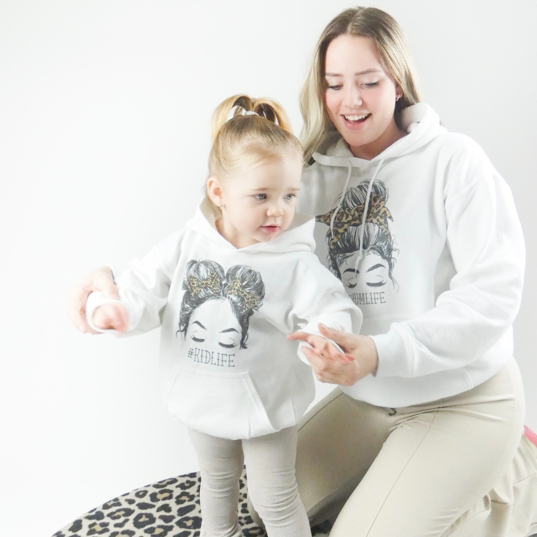 Volg ons pint frequentie Setje hoodies moeder en dochter #momlife en #kidslife met naam - Setjes  Moeder en Kind - Stickers, tekstborden, kinderkleding en babyartikelen op  Livingstickers.nl