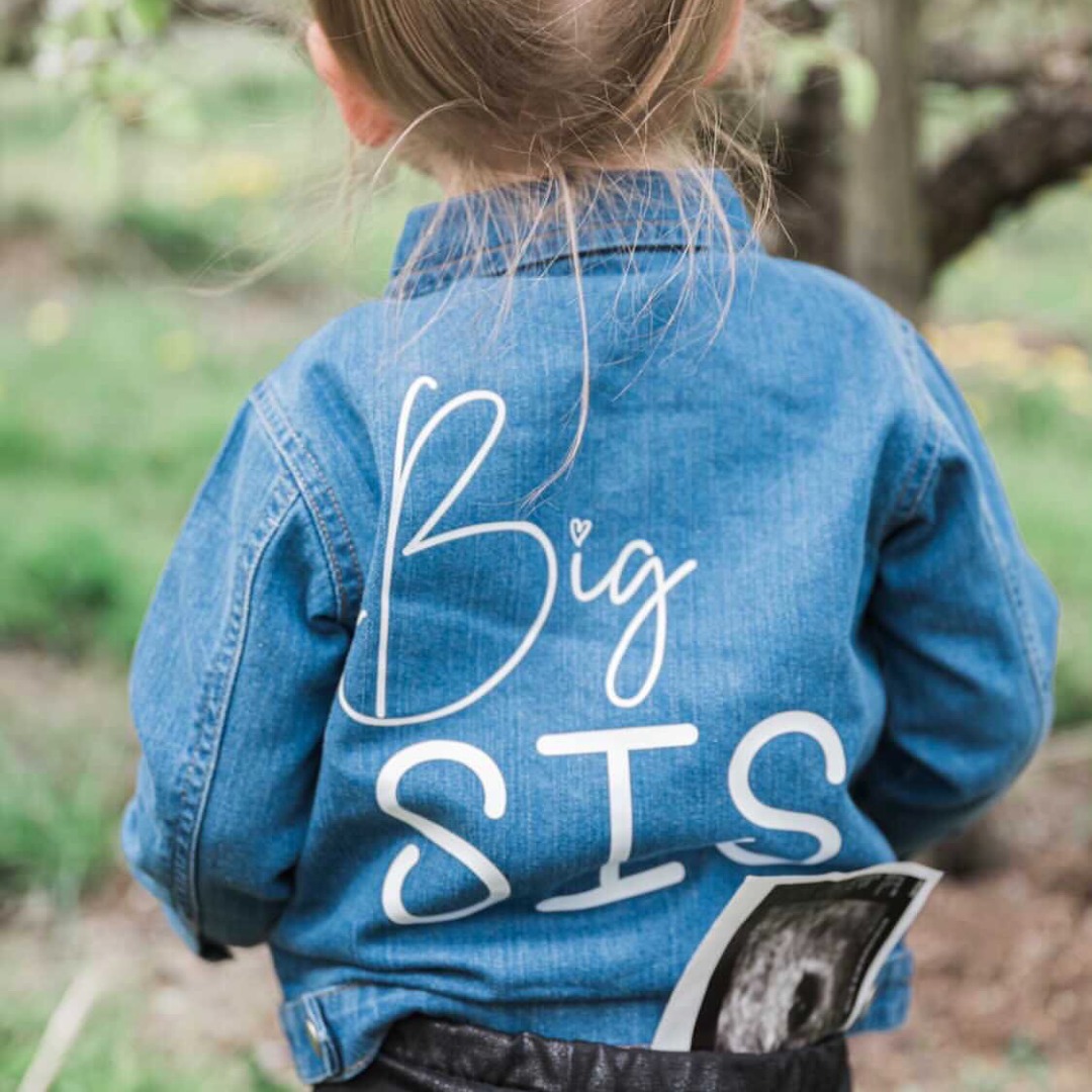 Romantiek Kluisje Graag gedaan Zwangerschapsbekendmaking spijkerjas big sis - Broer/Zus - Stickers,  tekstborden, kinderkleding en babyartikelen op Livingstickers.nl